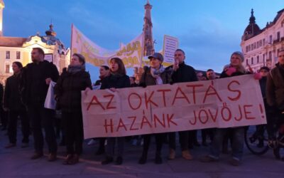 „Feltűrjük ingujjunkat, és cinkosan egymásra kacsintva belekezdünk a romok eltakarításába” – tüntettek a tanárok Pécsen