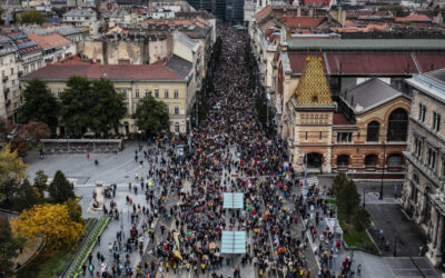 Több ezren tüntetnek Budapesten a tanárokért, az oktatásért
