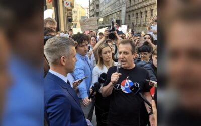 „Megkapta a követeléseket a kormány” – mondta Magyar Péter, miután kiment a Miniszterelnökség előtt tüntető szociális dolgozók közé.