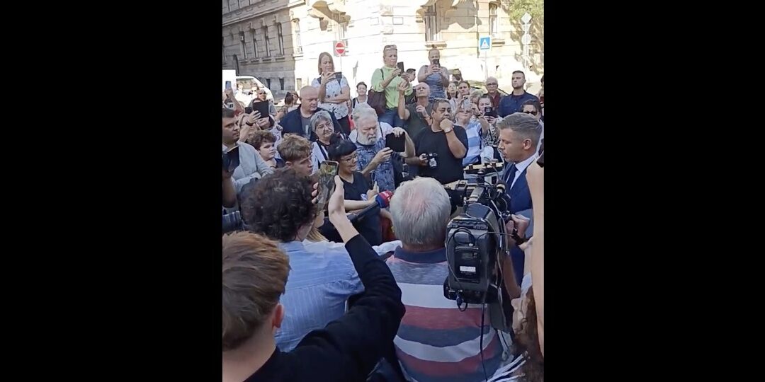 Magyar Péter is megjelent a szociális dolgozók Miniszterelnökség előtt tartott tüntetésén.