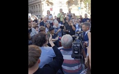 Magyar Péter is megjelent a szociális dolgozók Miniszterelnökség előtt tartott tüntetésén.