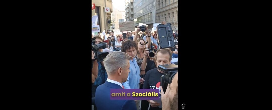 A Mérce nézői még aligha láthattak ilyet: a miniszterelnök személyesen vette át a béremelésért tüntető szociális ágazati dolgozók követeléseit, akinek a megjelenését már önmagában tapssal jutalmazta számos tüntető.