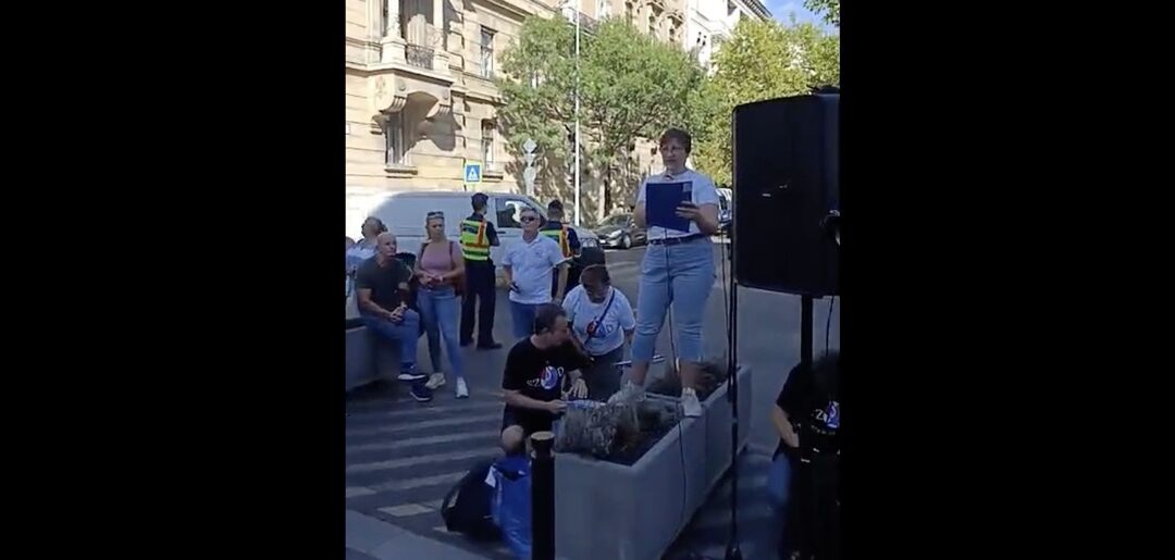 Tüntetnek a szociális dolgozók a Miniszterelnökség előtt. 