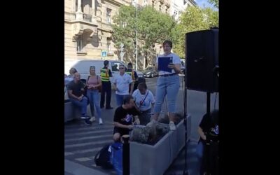 Tüntetnek a szociális dolgozók a Miniszterelnökség előtt.