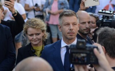 Magyar Péter miniszterelnök is megjelent a Szociális Ágazatban Dolgozók Szakszervezete (SZÁD) által a miniszterelnökség elé szervezett tüntetésen, amelyen épp a Tisza egyik legfontosabb, be nem teljesített kampányígéretét kérték számon a kormányon.